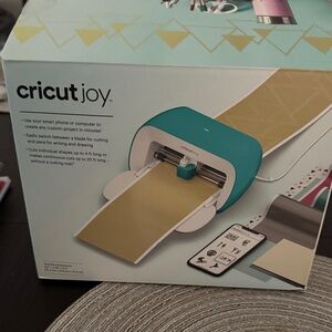 Cricut Joy with Gold Craft Vinyl